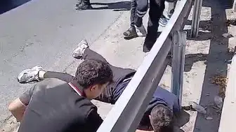 Esenler'de motosiklet virajı alamadı Bir kişi ağır yaralandı