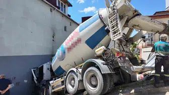 Ümraniye’de kontrolden çıkan beton mikseri inşaata daldı