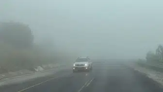 Ardahan’da Ilgar Dağı geçidini sis teslim aldı