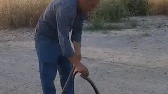 Malatyalı muhtar evlere giren yılanları eliyle yakalıyor