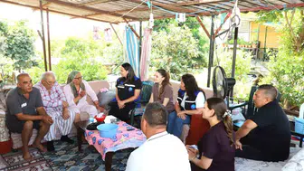 Aksu Belediyesi mahalle mahalle dolaşıp kapı kapı sağlık desteği sunuyor