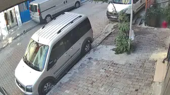 Kağıthane’de çocukların yaktığı lastik yangını mahalleyi dumana boğdu