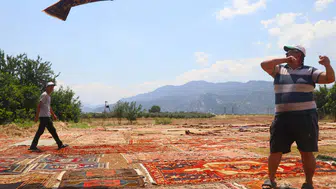 Antalya tarlalarında güneşle değerlenen halılar dünyaya satılıyor