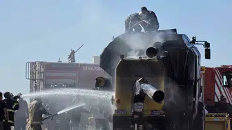 Hasat sırasında yanan biçerdöver tarlayı küle çevirdi