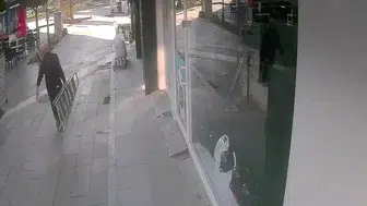 Dükkanına girmeye çalışırken düşen esnaf hayatını kaybetti