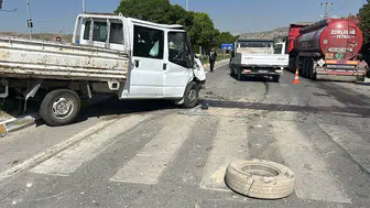Sivas Havalimanı yolunda iki kamyonet çarpıştı 5 kişi yaralandı