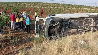 Tarım işçilerini taşıyan minibüs faciadan döndü: Araç şarampole uçtu