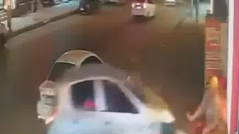 Adana'da korku dolu anlar Otomobilin altında kalmaktan saniyelerle kurtuldu