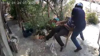Mersin’de dehşet anları 80 yaşındaki adama kasklı saldırı