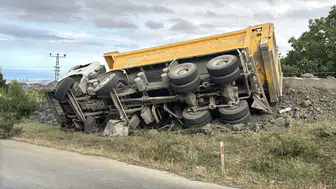 Samsun'da hafriyat kamyonu yokuş aşağı devrildi 1 ölü