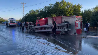 Malatya’da yangına koşan itfaiye aracı yolda devrildi