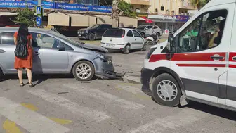 Manavgat’ta iki otomobil kavşakta birbirine girdi