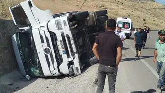 Malatya yolunda tır devrildi