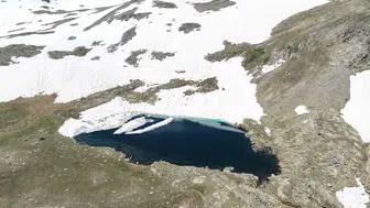 Temmuz ayında kış manzarası Gümüşhane zirvelerini süslüyor