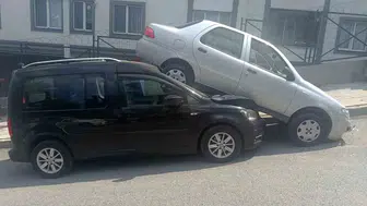 Küçükçekmece'de dik yokuşu çıkamayan otomobil aracın tepesine çıktı