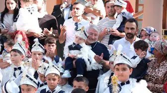 Çorum sokakları sünnet konvoyuyla renklendi