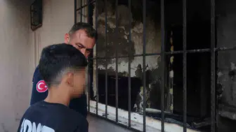Antalya'da yanan evin çocuğu itfaiyenin şefkatiyle sakinleşti