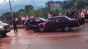 Karabük Yenice'de yağmurlu yolda kaza 4 yaralı