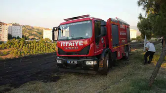 Denizli Aktepe’de evlerin dibinde çıkan yangın paniğe yol açtı