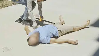 Aksaray’da cam silerken korkuluklar kırıldı ve işçi aşağı düştü