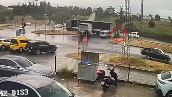 Antalya’da tırın altına aldığı otomobil takla attı