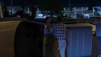 Kaza yaptı yetmedi yan yatan aracıyla yola devam etmek istedi