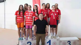 Bilecik havuzlarında genç yetenekler madalya için yarıştı