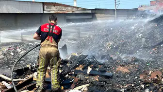 İzmir Buca'da sanayi bölgesindeki boş arazi yine alevlere teslim oldu