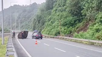 Rize sahil yolunda yamaçtan kopan dev kayalar trafiği kesti