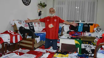 Bir gazetecinin evindeki 300 formadan oluşan futbol hafızası