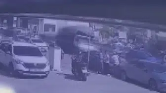 Tuzla’da inşaat malzemesi taşıyan kamyonet devrildi
