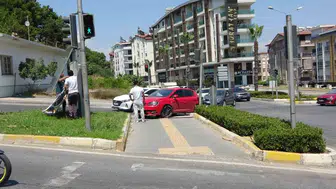 Manavgat'ta yaya geçidinde kaza 2 yaralı