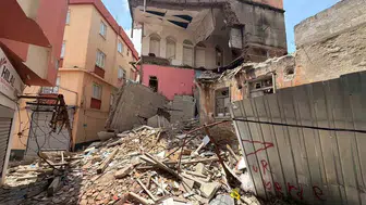 Adana'da yıkık bina 48 gündür mahalleliyi korkutuyor