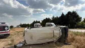 Konya'da tarım işçilerini taşıyan minibüs yoldan çıkarak devrildi