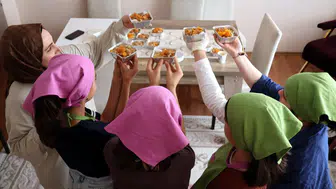 Erzurumdaki çocuklar aşure kazanının başına geçti