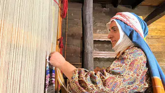 Atık poşetleri dokuma tezgahında sanata dönüştürüyor