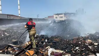 Buca sanayisinde çöplüğe dönen arazide dumanlar yükseldi