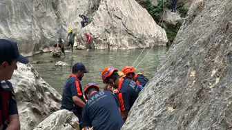 Kahramanmaraş’ta kayalıklarda mahsur kalan çocuk kurtarıldı