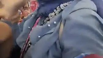 Tramvayda koltuk kavgası Çocuklar yüzünden ortalık karıştı