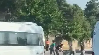 Gebze trafiğinde sopalı saldırı kamerada