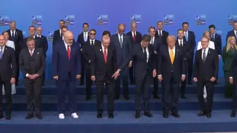 NATO zirvesinde liderleri gülümseten ayakkabı tercihi