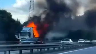 Sapanca yolunda kargo kamyonu küle döndü