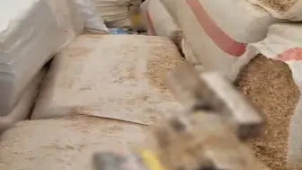 Şanlıurfa'da saman görünümlü kaçak sigara sevkiyatına suçüstü