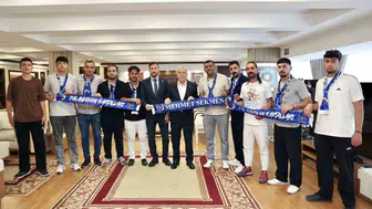Erzurumspor taraftarları yeni sezon öncesi başkanla bir araya geldi