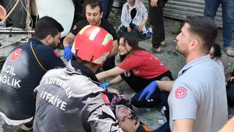 Adıyaman yolunda ticari araç direğe çarptı