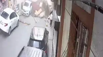 Esenler'de fırtına dehşeti Çatı sokağın ortasına uçtu
