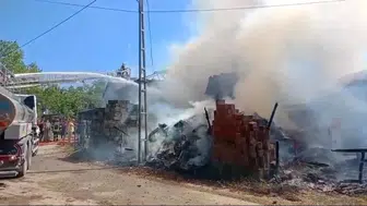 Bartın'da kavurucu sıcakta köy evini alevler yuttu