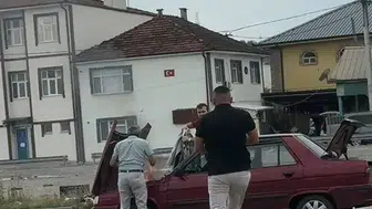 Yolda alev alan otomobile yoldan geçen sürücüden anında müdahale