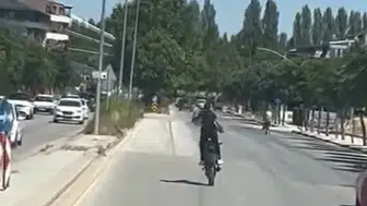 Eskişehir trafiğinde kaskı ve plakayı unutan tehlikeli şov
