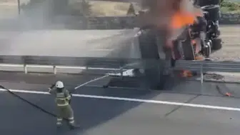 Safranbolu yolunda mıcır yüklü TIR devrilip alev aldı